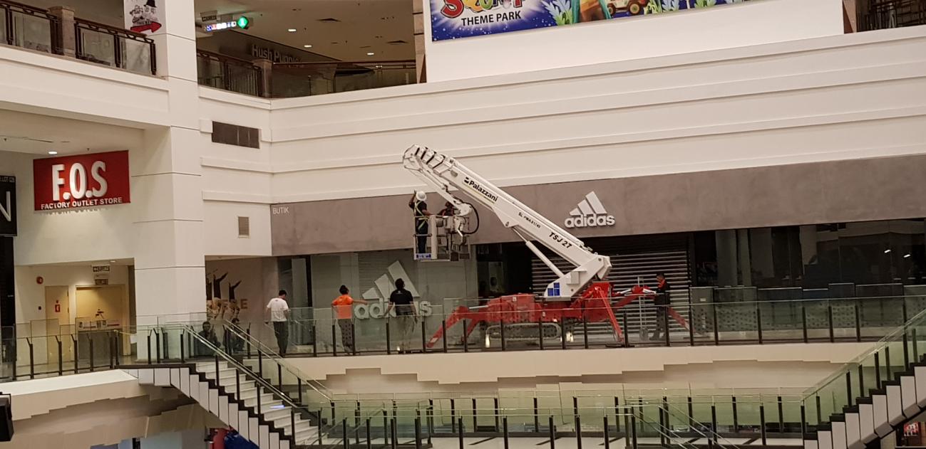 蜘蛛式升降車.jpg 蜘蛛式升降車.jpg